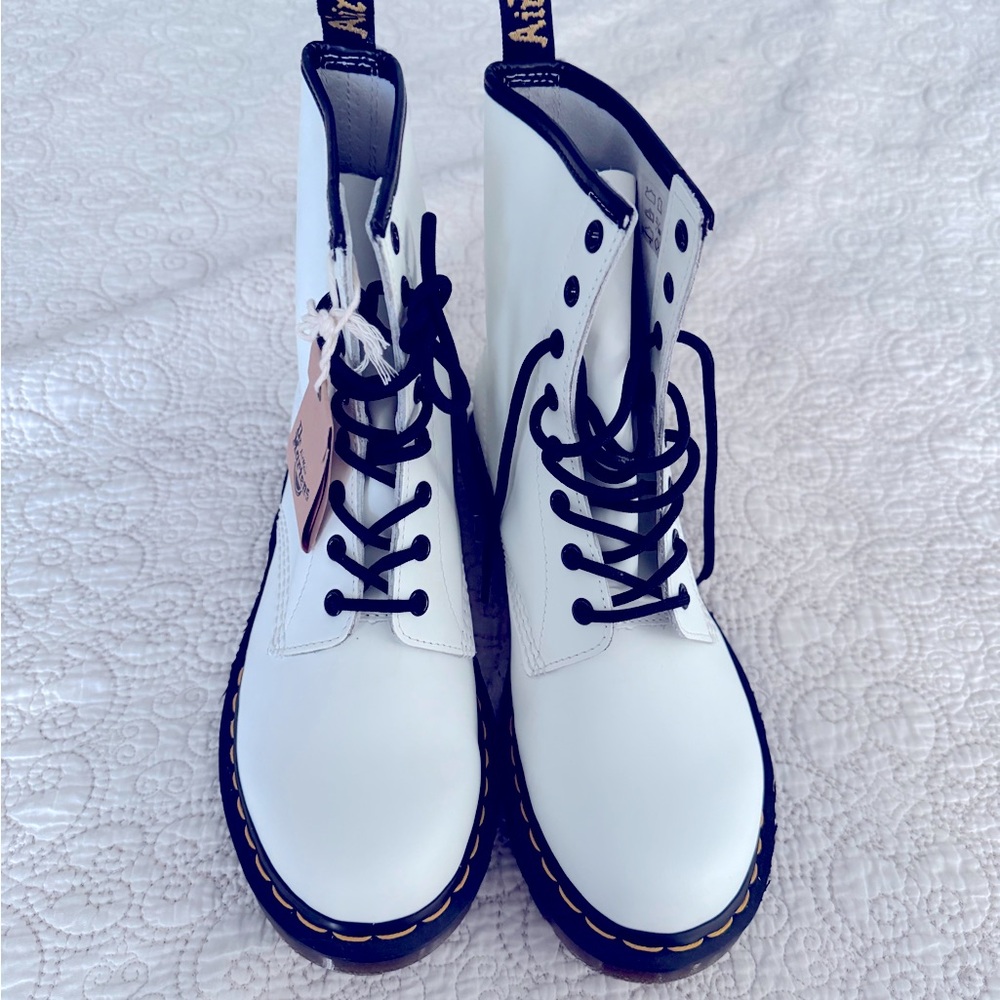 BRAND NEW WT, NEVER WORN, Women’s White 1460 Smooth Leather Lace Up Boots